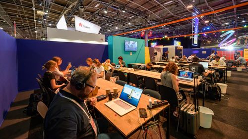 2,300+ accredited journalists